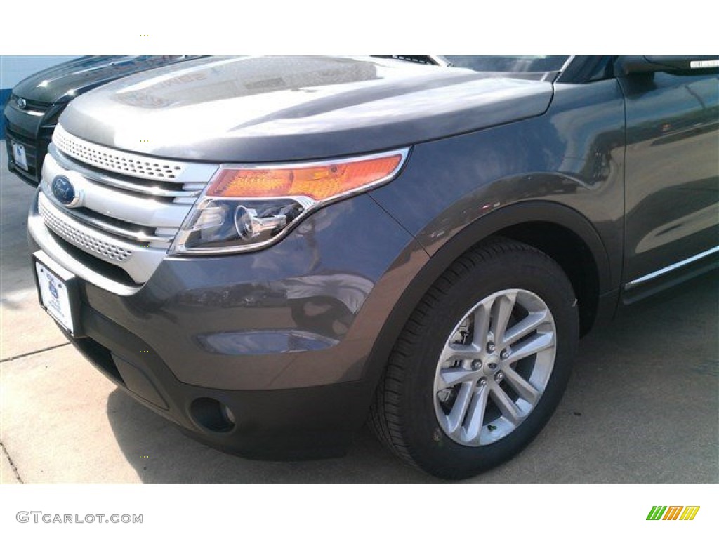 2015 Explorer XLT - Magnetic / Charcoal Black photo #2