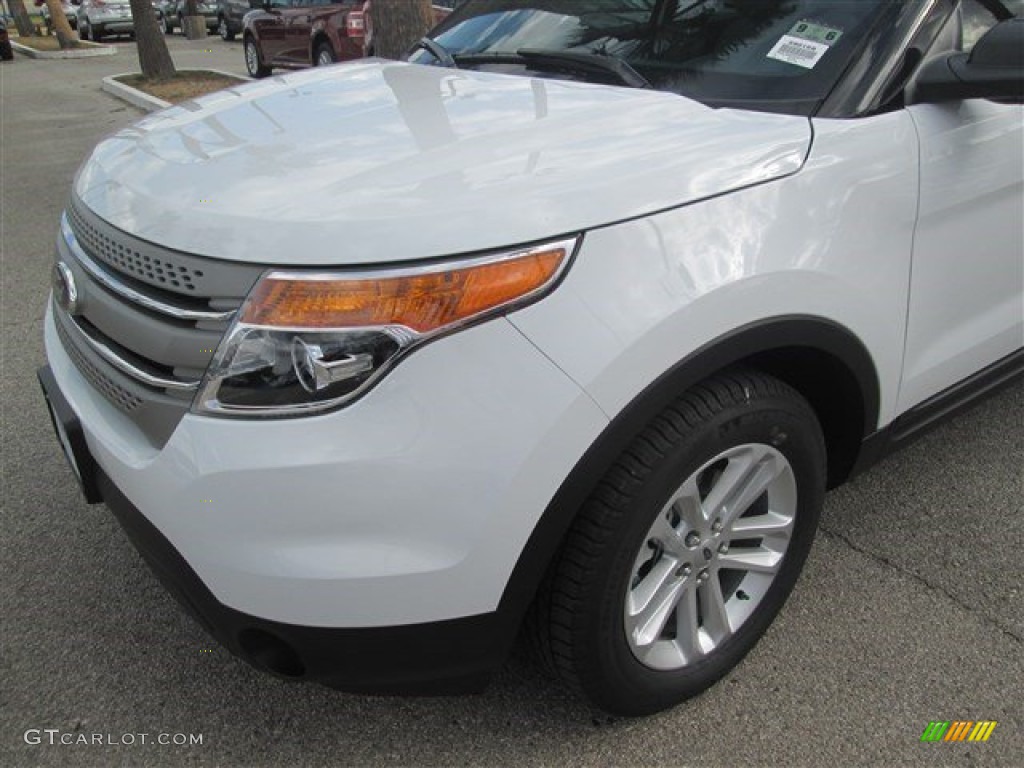2015 Explorer FWD - Oxford White / Medium Light Stone photo #3