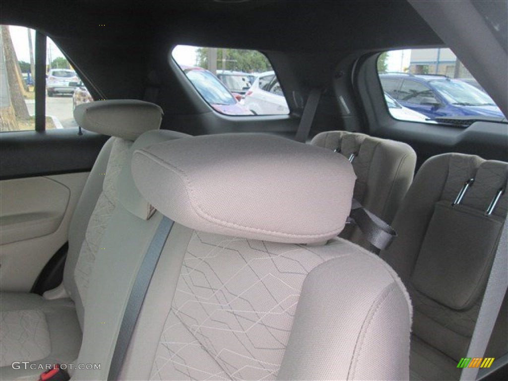 2015 Explorer FWD - Oxford White / Medium Light Stone photo #16