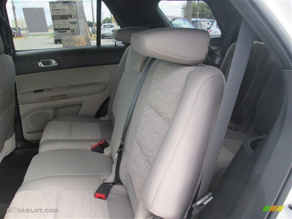 2015 Explorer FWD - Oxford White / Medium Light Stone photo #17