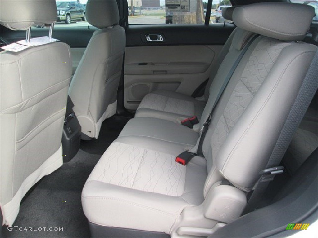 2015 Explorer FWD - Oxford White / Medium Light Stone photo #18