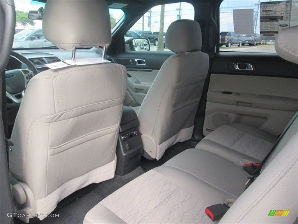 2015 Explorer FWD - Oxford White / Medium Light Stone photo #19