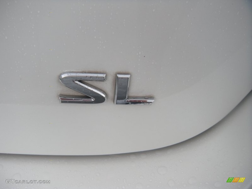 2011 Rogue SV - Pearl White / Gray photo #13