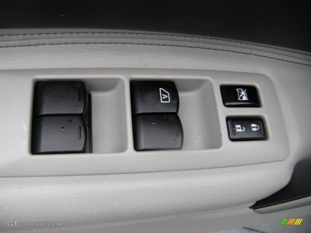2011 Rogue SV - Pearl White / Gray photo #37