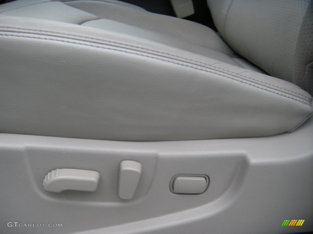 2011 Rogue SV - Pearl White / Gray photo #39