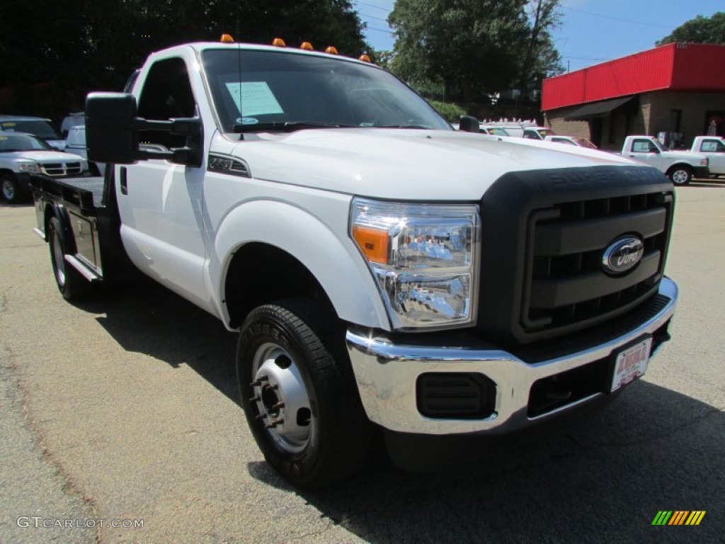 2014 F350 Super Duty XL Regular Cab 4x4 Flat Bed - Oxford White / Steel photo #41