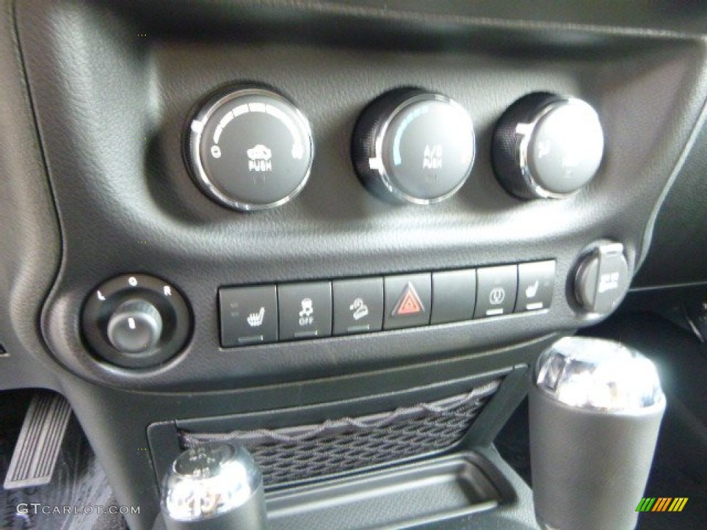 2015 Jeep Wrangler Rubicon Hard Rock 4x4 Controls Photo #97476909