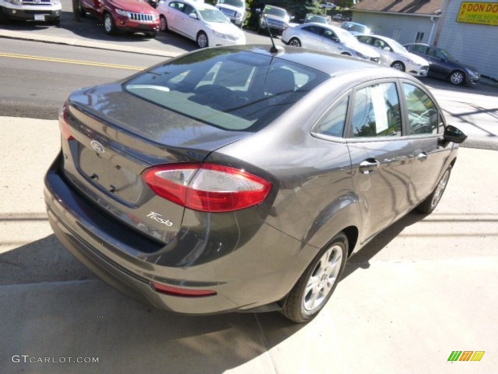 2015 Fiesta SE Sedan - Magnetic Metallic / Charcoal Black photo #5