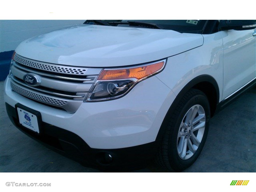2015 Explorer XLT - Oxford White / Charcoal Black photo #3