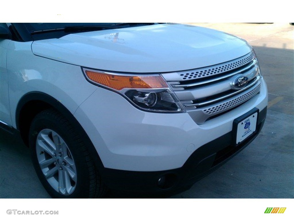 2015 Explorer XLT - Oxford White / Charcoal Black photo #9