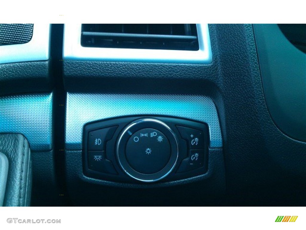 2015 Explorer XLT - Oxford White / Charcoal Black photo #54
