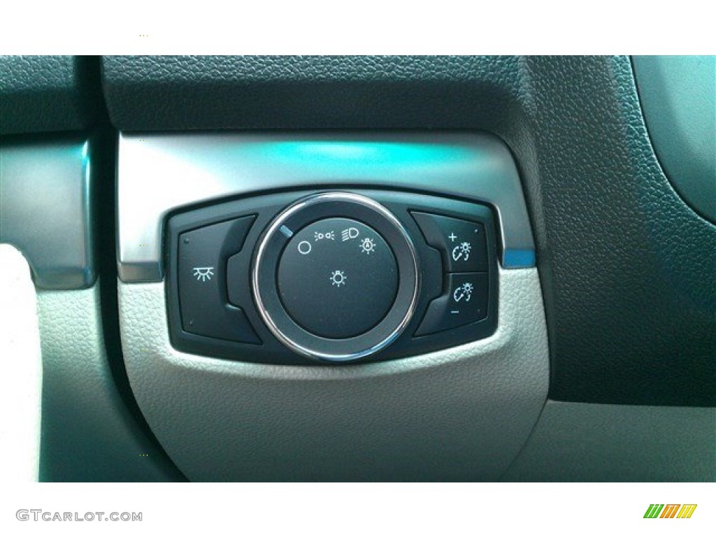 2015 Explorer FWD - Ingot Silver / Medium Light Stone photo #27