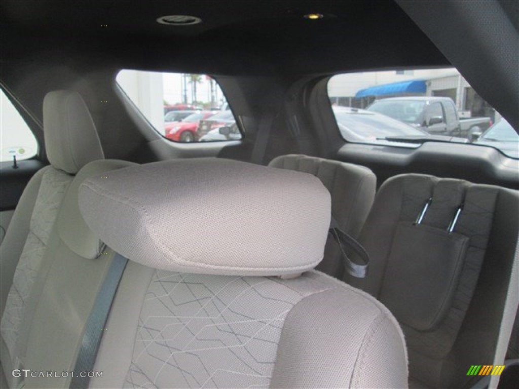 2015 Explorer FWD - Ingot Silver / Medium Light Stone photo #36