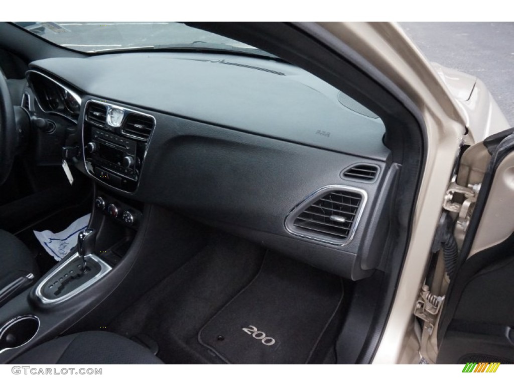 2014 200 LX Sedan - Cashmere Pearl / Black photo #17