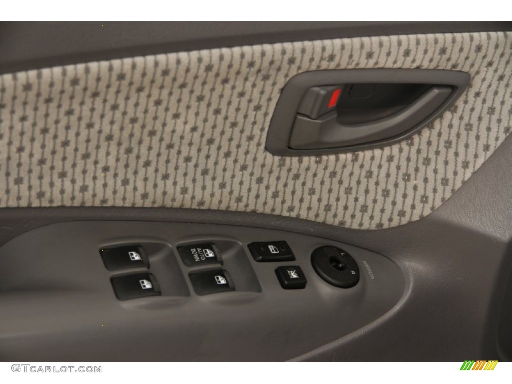 2005 Hyundai Tucson GLS V6 Controls Photo #97688560