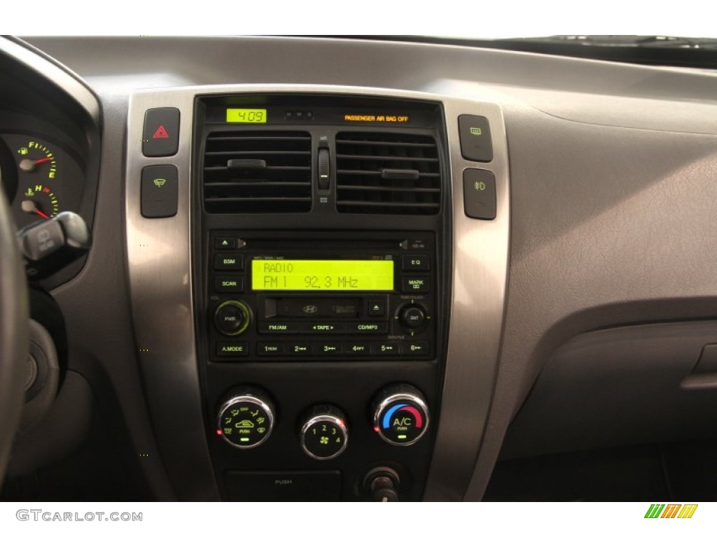 2005 Hyundai Tucson GLS V6 Controls Photo #97688706