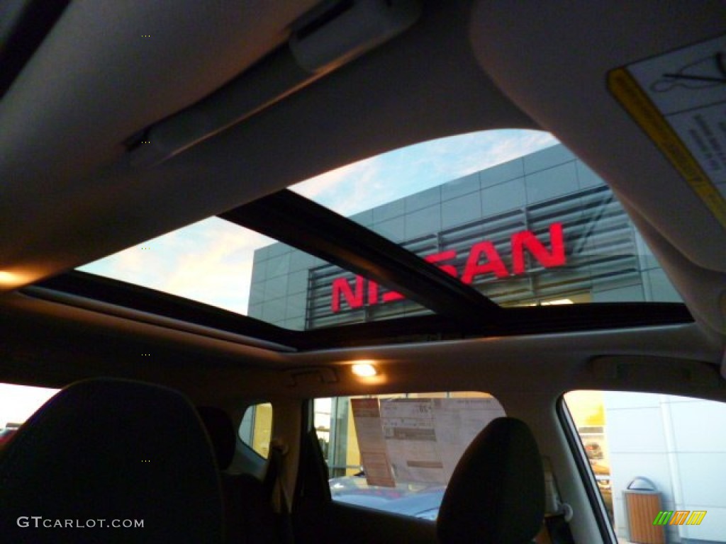 2015 Rogue SV AWD - Pearl White / Charcoal photo #10