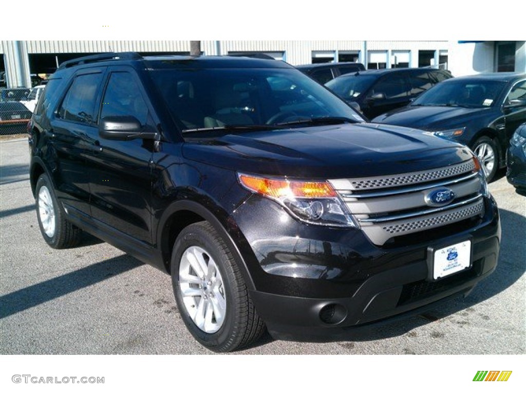 2015 Explorer FWD - Tuxedo Black / Medium Light Stone photo #1
