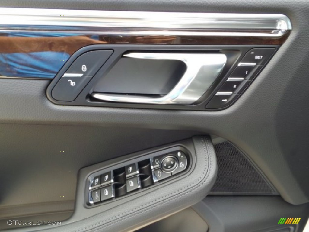 2015 Porsche Macan S Controls Photo #97717017
