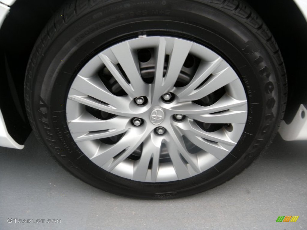 2014 Camry LE - Super White / Ivory photo #18