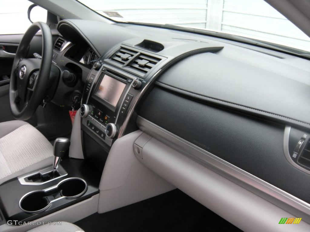 2014 Camry LE - Super White / Ivory photo #24