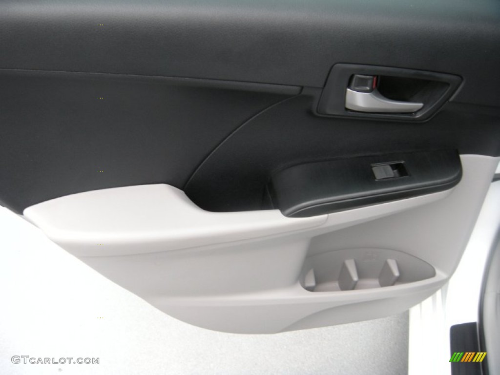 2014 Camry LE - Super White / Ivory photo #28