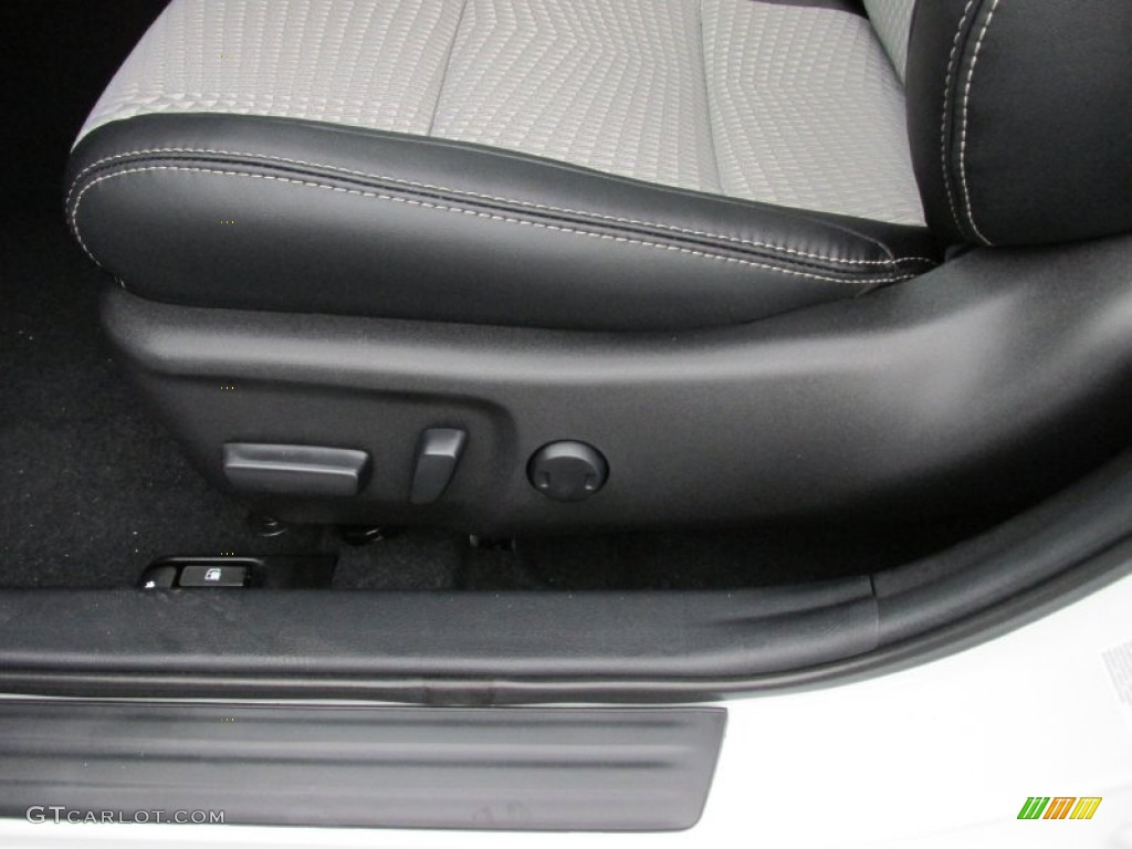 2014 Camry SE - Super White / Black/Ash photo #24
