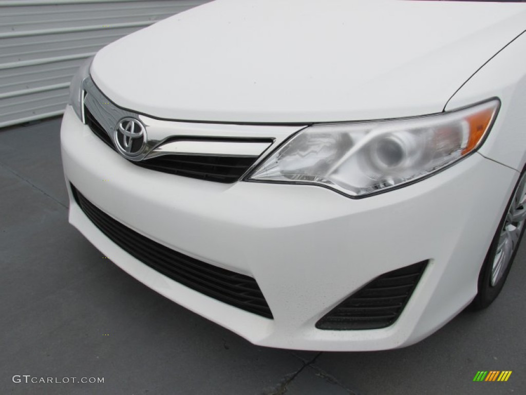 2014 Camry LE - Super White / Ash photo #10