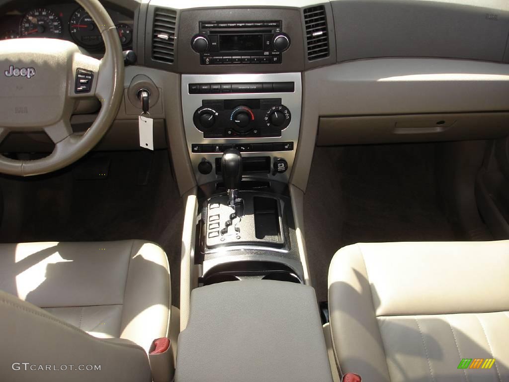 2006 Grand Cherokee Laredo 4x4 - Black / Khaki photo #12