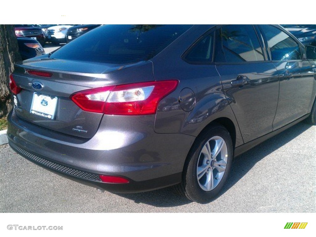 2014 Focus SE Sedan - Sterling Gray / Charcoal Black photo #3