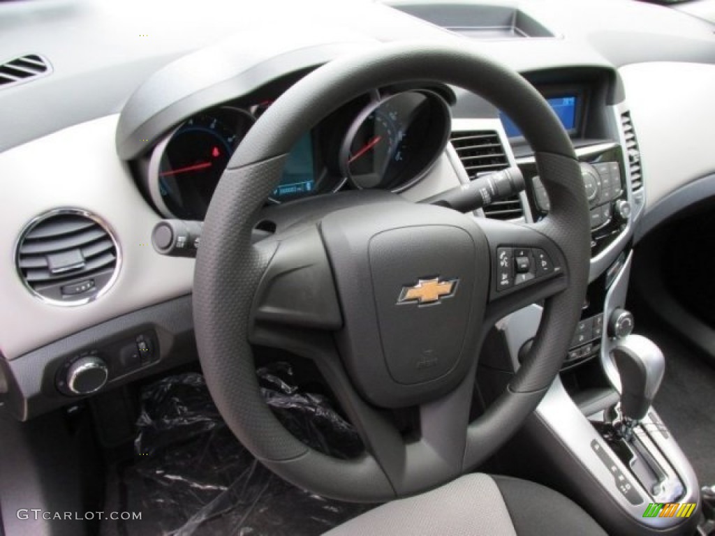 2014 Cruze LS - Rainforest Green Metallic / Jet Black/Medium Titanium photo #13