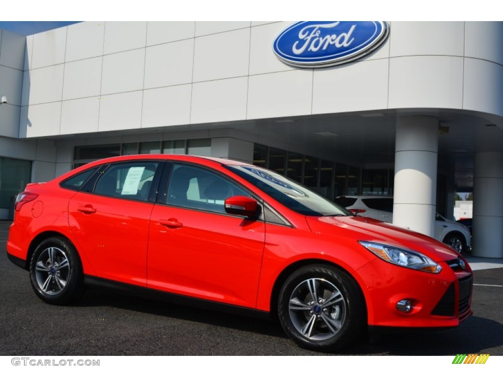 2014 Focus SE Sedan - Race Red / Charcoal Black photo #1