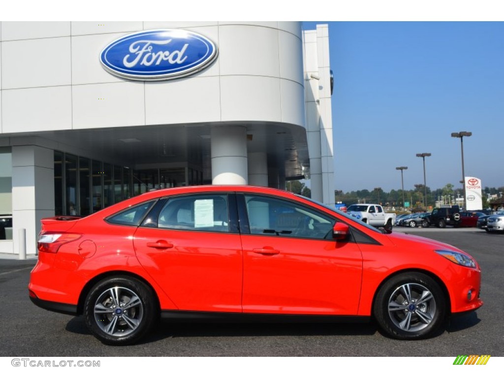 2014 Focus SE Sedan - Race Red / Charcoal Black photo #2