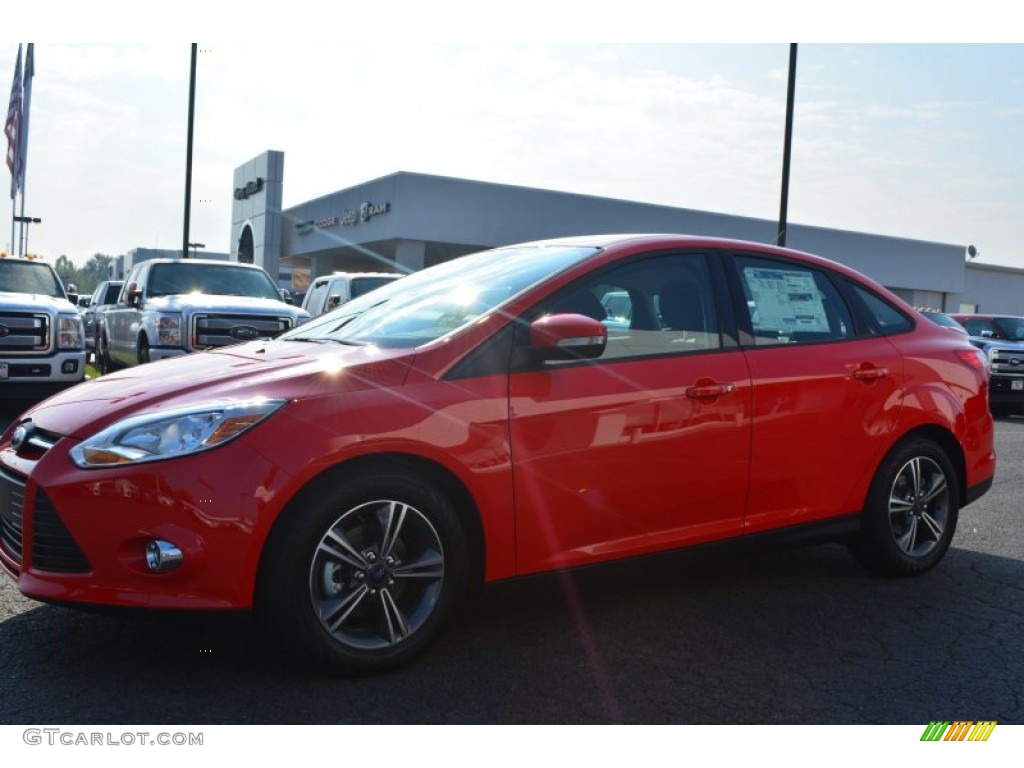2014 Focus SE Sedan - Race Red / Charcoal Black photo #3