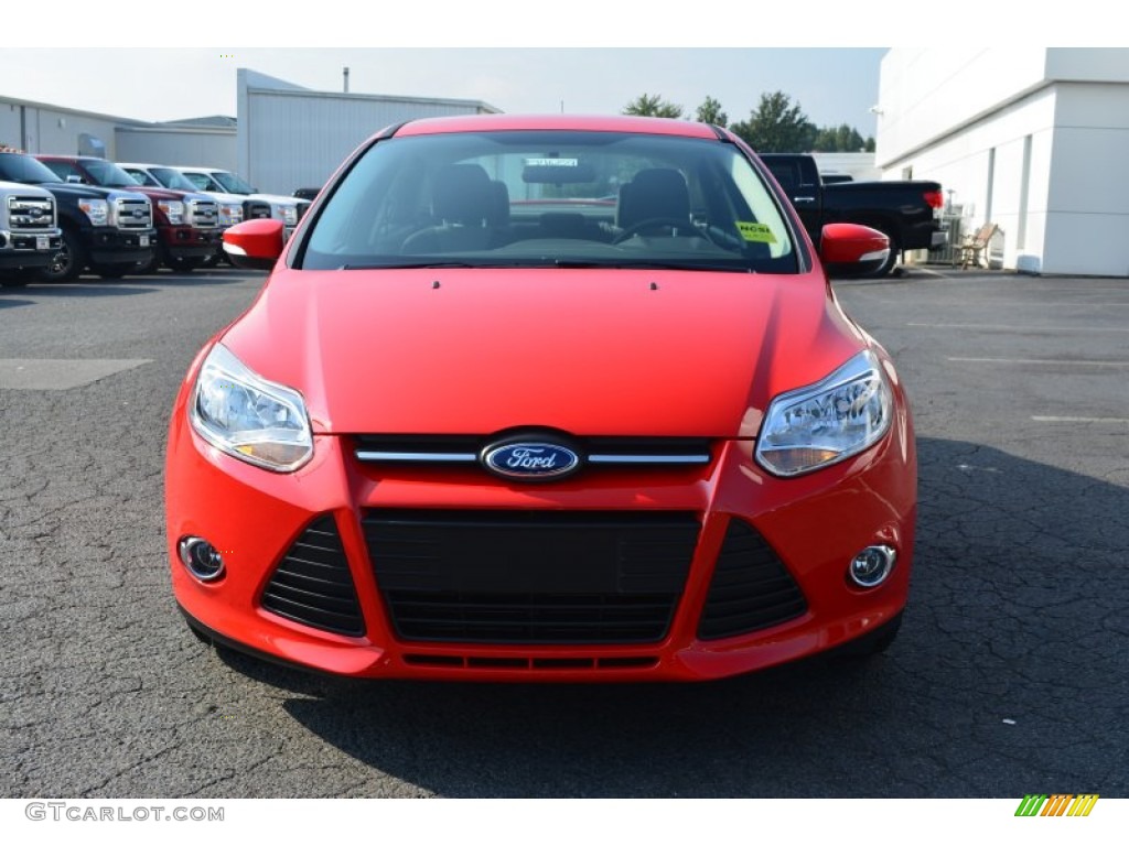 2014 Focus SE Sedan - Race Red / Charcoal Black photo #4