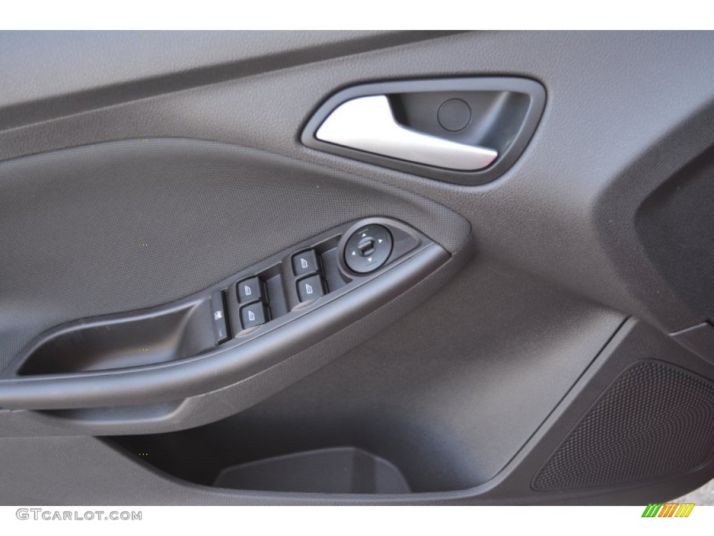 2014 Focus SE Sedan - Race Red / Charcoal Black photo #5