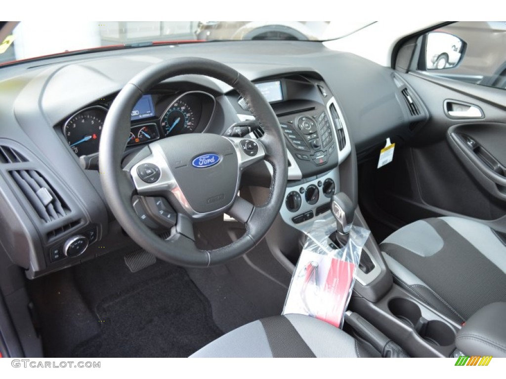 2014 Focus SE Sedan - Race Red / Charcoal Black photo #7