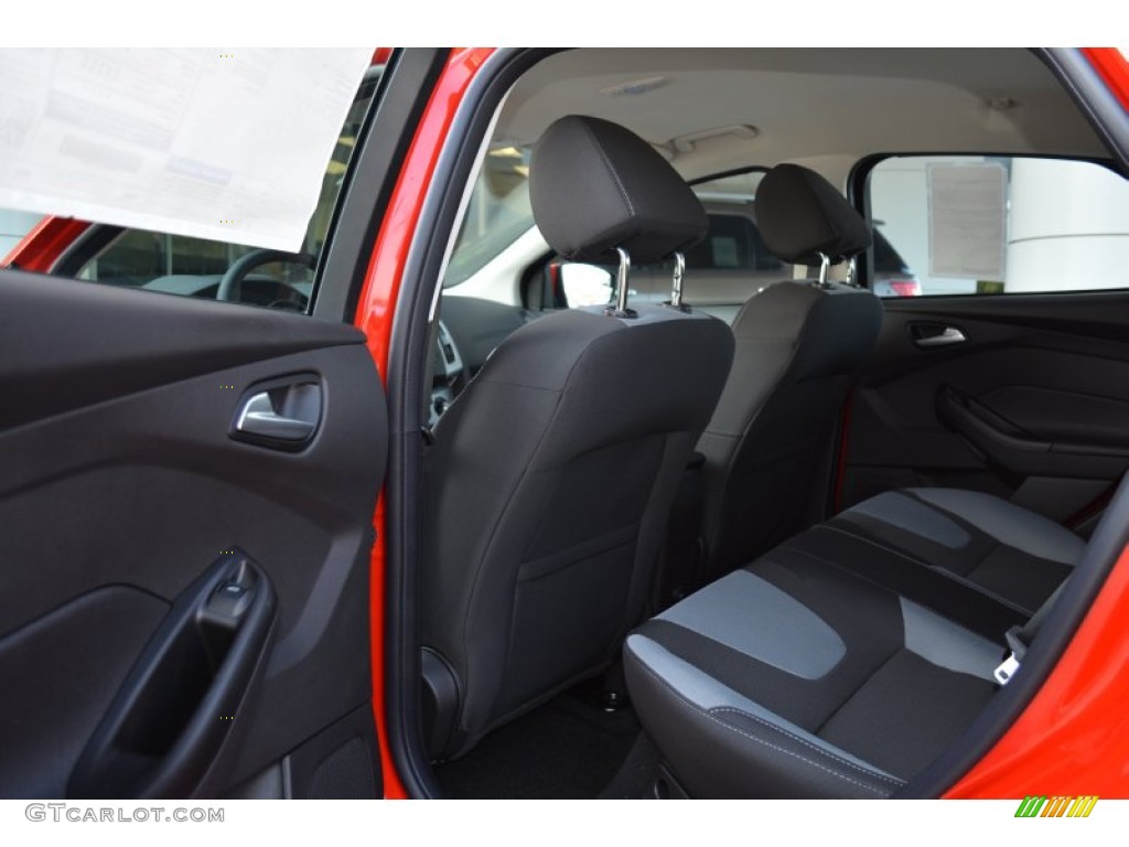 2014 Focus SE Sedan - Race Red / Charcoal Black photo #8