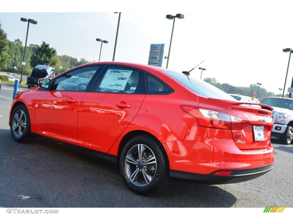 2014 Focus SE Sedan - Race Red / Charcoal Black photo #21