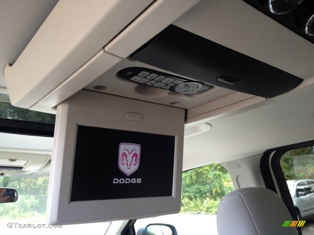 2008 Grand Caravan SXT - Light Sandstone Metallic / Medium Slate Gray/Light Shale photo #13