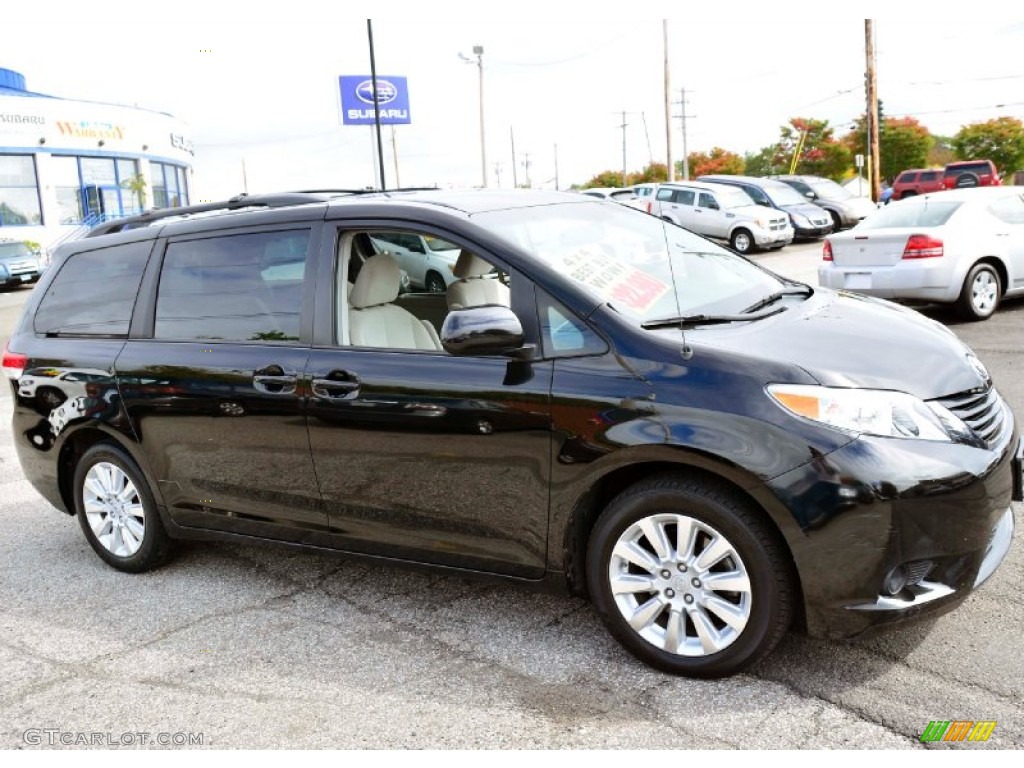 2011 Sienna LE AWD - Black / Light Gray photo #4