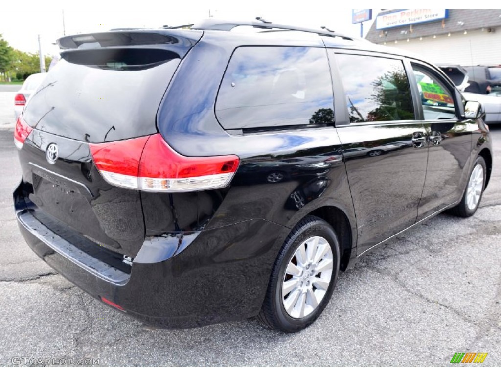 2011 Sienna LE AWD - Black / Light Gray photo #6