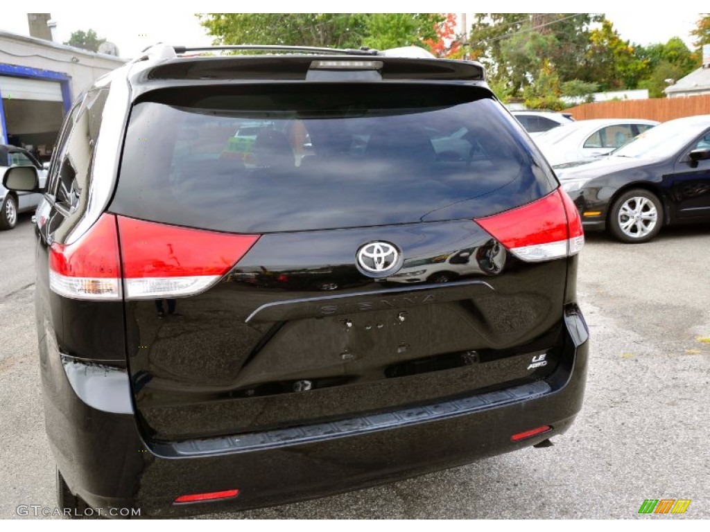 2011 Sienna LE AWD - Black / Light Gray photo #7