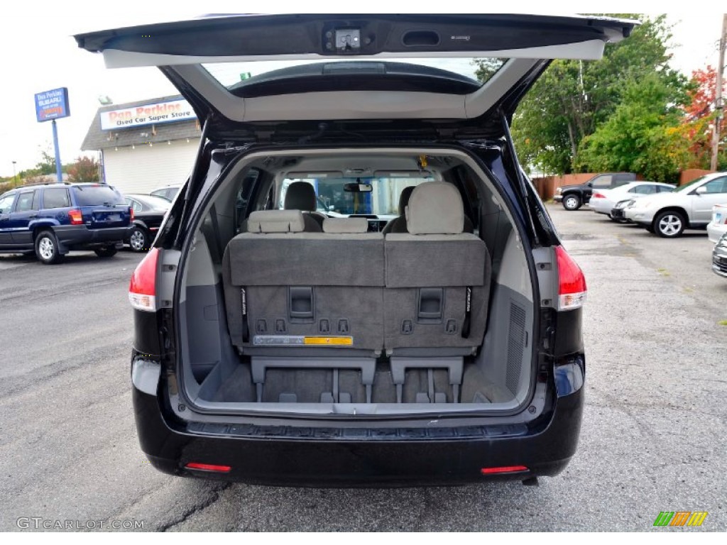 2011 Sienna LE AWD - Black / Light Gray photo #8