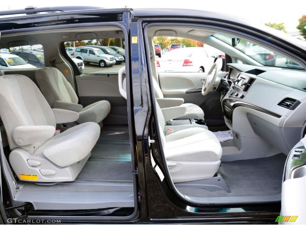 2011 Sienna LE AWD - Black / Light Gray photo #12