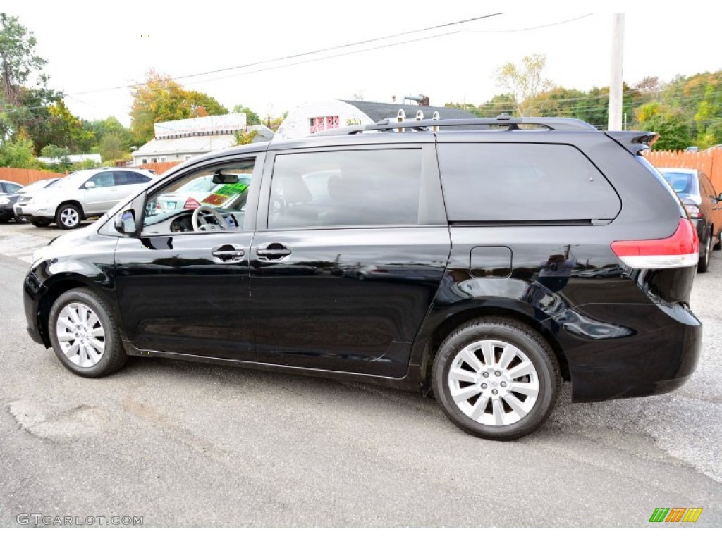2011 Sienna LE AWD - Black / Light Gray photo #15