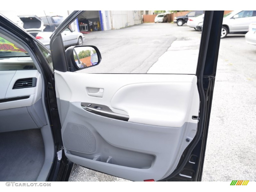 2011 Sienna LE AWD - Black / Light Gray photo #18
