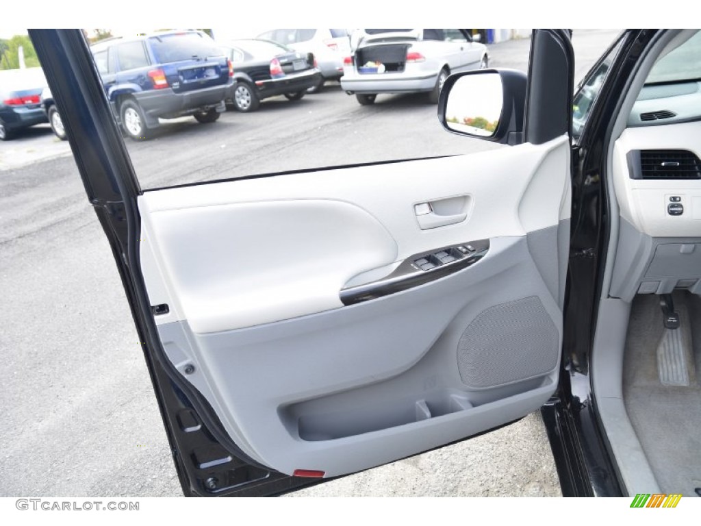 2011 Sienna LE AWD - Black / Light Gray photo #19
