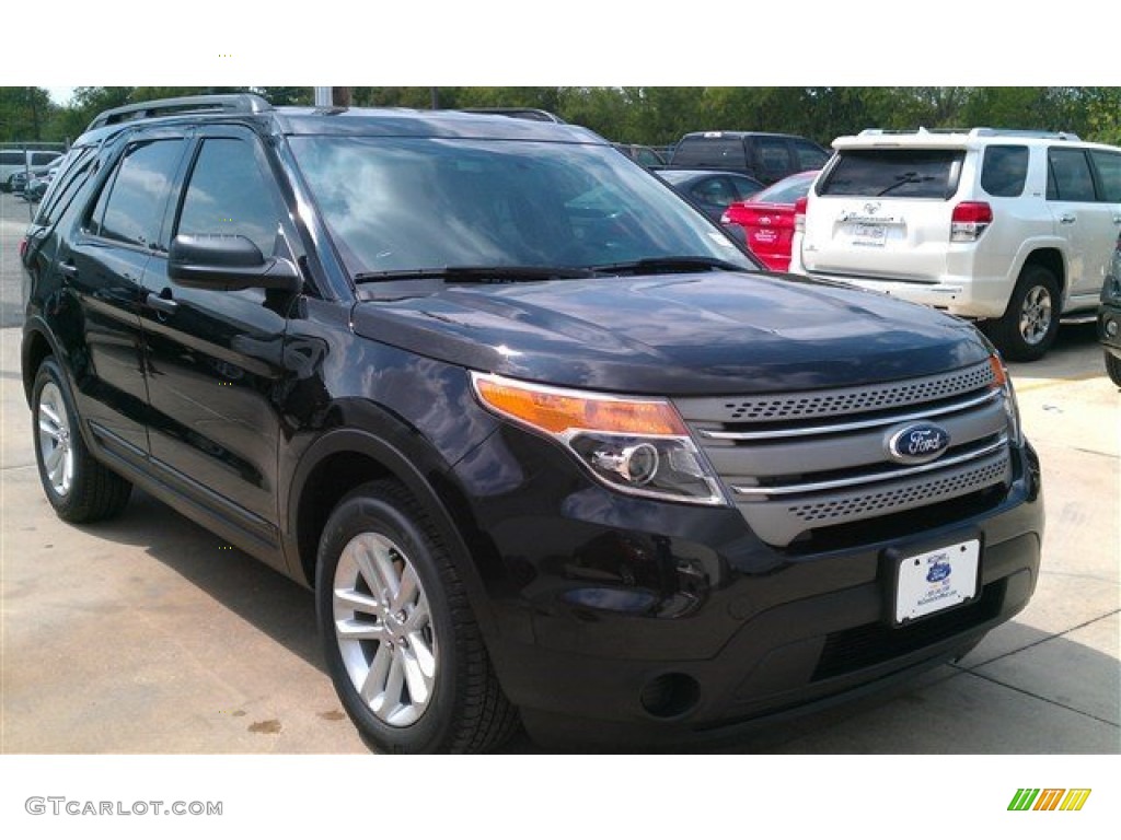 2015 Explorer FWD - Tuxedo Black / Medium Light Stone photo #1