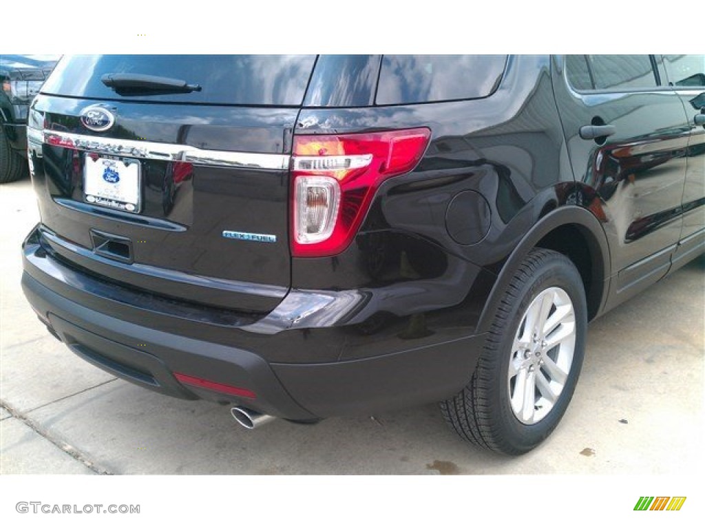 2015 Explorer FWD - Tuxedo Black / Medium Light Stone photo #3
